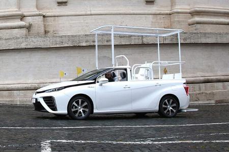 Toyota Mirai Papamobil