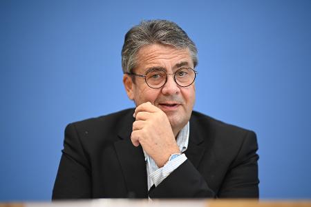 Sigmar Gabriel spricht im Jahr 2020 bei einer Pressekonferenz.