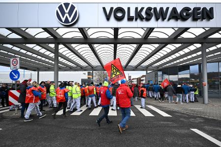 Am Zwickauer Werk versammelten sie sich zu einer Kundegebung vor dem Werkstor. Am Zwickauer Werk versammelten sie sich zu einer Kundegebung vor dem Werkstor.