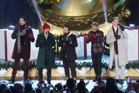 In New York: Backstreet Boys singen Weihnachtslied mit Kelly Clarkson In New York: Backstreet Boys singen Weihnachtslied mit Kelly Clarkson