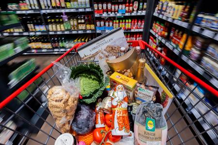 Viele Kunden wollen beim Weihnachtseinkauf in diesem Jahr auf günstigere Preise achten. Viele Kunden wollen beim Weihnachtseinkauf in diesem Jahr auf günstigere Preise achten.