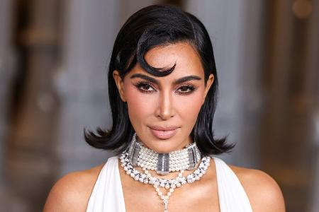 Ab jetzt mit Krücken: Kim Kardashian hat sich den Fuß gebrochen Ab jetzt mit Krücken: Kim Kardashian hat sich den Fuß gebrochen