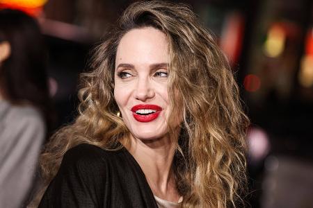 Angelina Jolie kommt barfuß zu Jimmy Fallon Angelina Jolie kommt barfuß zu Jimmy Fallon
