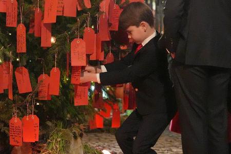 Bei Weihnachtskonzert: Prinz Louis hängt süße Botschaft an den Baum Bei Weihnachtskonzert: Prinz Louis hängt süße Botschaft an den Baum