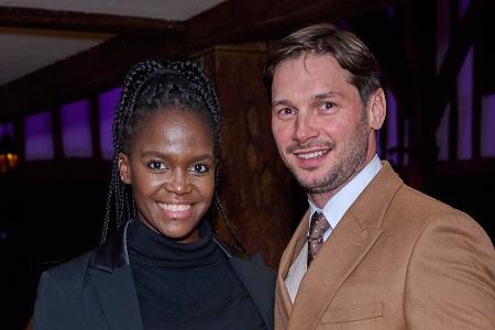 Oti Mabuse wird im UK-Dschungelcamp von ihrem Mann überrascht Oti Mabuse wird im UK-Dschungelcamp von ihrem Mann überrascht