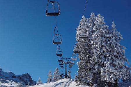 Ein leerer Sessellift im noch nicht geöffneten Skigebiet von Garmisch-Partenkirchen. Die Vorbereitungen für die Saisoneröffnung laufen, doch nach zwei guten Jahren könnte die Zahl der Wintergäste in den Alpen krisenbedingt sinken.