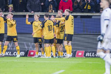 3. Liga: Dresden schlägt Verfolger Bielefeld deutlich 3. Liga: Dresden schlägt Verfolger Bielefeld deutlich
