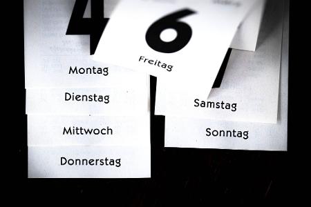 Feiertage in der Woche lassen die Gesamtzahl der Arbeitstag sinken. Feiertage in der Woche lassen die Gesamtzahl der Arbeitstag sinken.
