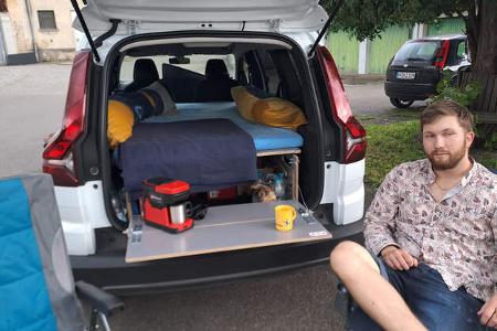 Marvin vor dem Auto