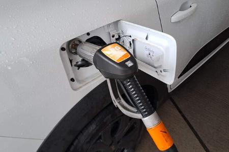 Tanken an der Tankstelle, LPG einfuellen