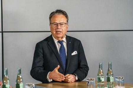 Der frühere Chef der Bundesagentur für Arbeit, Frank-Jürgen Weise, zieht in den Aufsichtsrat des Stahlherstellers Thyssenkrupp Steel ein. Der frühere Chef der Bundesagentur für Arbeit, Frank-Jürgen Weise, zieht in den Aufsichtsrat des Stahlherstellers Thyssenkrupp Steel ein.