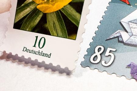 Standardbriefe und Postkarten innerhalb Deutschlands kosten ab Januar 95 Cent und damit 10 Cent mehr als bislang.