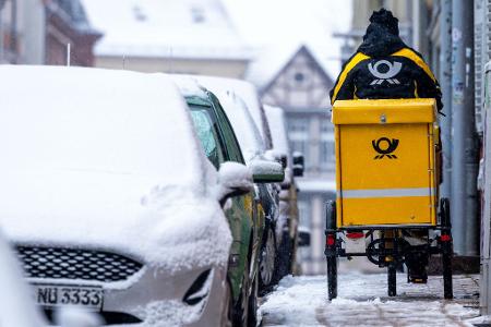 Die Post muss überall in Deutschland Briefe einsammeln und austragen.
