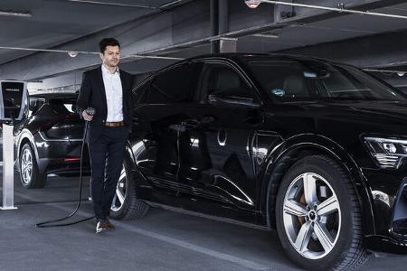 AMS Advertorial_Amperfied Wallbox connect.business_Fahrzeuge_Mann_Frau_Unternehmen_Parkplatz_3zu2_150dpi AMS Advertorial_Amperfied Wallbox connect.business_Fahrzeuge_Mann_Frau_Unternehmen_Parkplatz_3zu2_150dpi