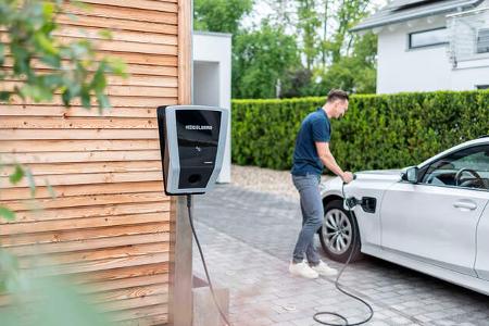 AMS Advertorial_Amperfied Wallbox connect.business_Fahrzeuge_Mann_Frau_Unternehmen_Parkplatz_3zu2_150dpi