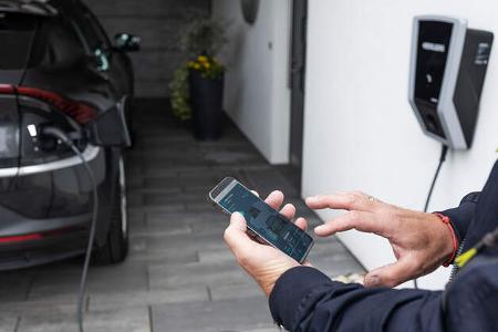 AMS Advertorial_Amperfied Wallbox connect.business_Fahrzeuge_Mann_Frau_Unternehmen_Parkplatz_3zu2_150dpi