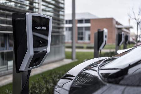 AMS Advertorial_Amperfied Wallbox connect.business_Fahrzeuge_Mann_Frau_Unternehmen_Parkplatz_3zu2_150dpi