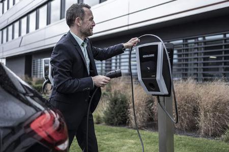 AMS Advertorial_Amperfied Wallbox connect.business_Fahrzeuge_Mann_Frau_Unternehmen_Parkplatz_3zu2_150dpi