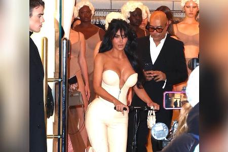 Kim Kardashian rollt an: Glamour-Auftritt mit gebrochenem Fuß Kim Kardashian rollt an: Glamour-Auftritt mit gebrochenem Fuß