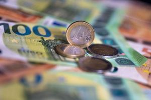Junge Menschen mit Lücken im Finanzwissen