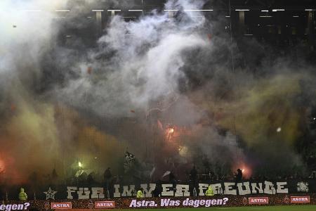 Starker Rauch: Nordderby am Millerntor unterbrochen Starker Rauch: Nordderby am Millerntor unterbrochen