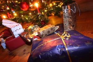 Auch gebrauchtes Spielzeug unter dem Christbaum