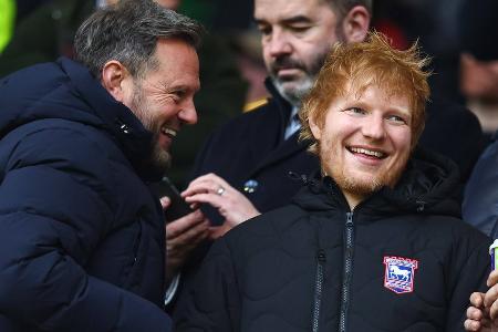 Ed Sheeran genießt Ipswich-Sieg im Stadion Ed Sheeran genießt Ipswich-Sieg im Stadion