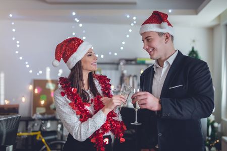 Kollegen feiern im Büro