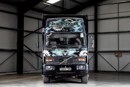 09/2019, Volvo FL 6 von 1988 mit Banksy-Graffito