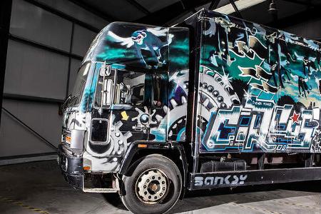 09/2019, Volvo FL 6 von 1988 mit Banksy-Graffito
