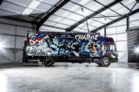 09/2019, Volvo FL 6 von 1988 mit Banksy-Graffito