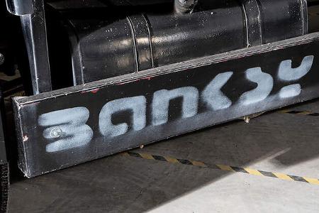 09/2019, Volvo FL 6 von 1988 mit Banksy-Graffito