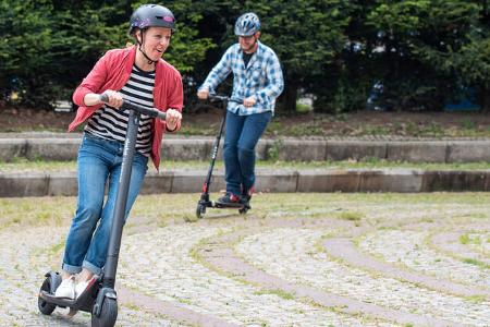 E-Scooter Elektro Tretroller Test Vergleich BMW X2 City Metz Moover Xiaomi M365 Moovi Ninebot ES2