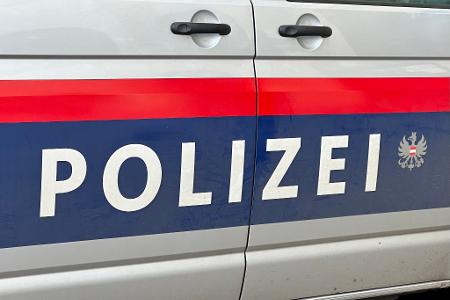 In Tirol werden in der Wintersaison an Wochenenden manche Nebenstraßen für den Transitverkehr gesperrt - die Polizei wird das kontrollieren. In Tirol werden in der Wintersaison an Wochenenden manche Nebenstraßen für den Transitverkehr gesperrt - die Polizei wird das kontrollieren.
