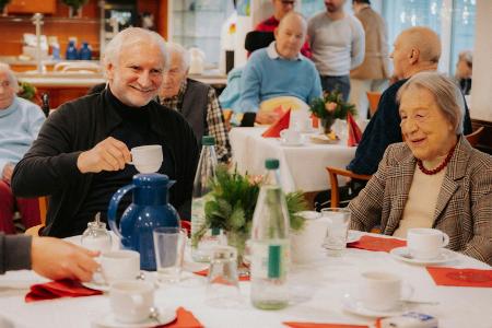 Weihnachtsüberraschung: Völler besucht Seniorenheim Weihnachtsüberraschung: Völler besucht Seniorenheim