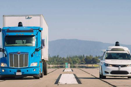 09/2019, Waymo Peterbilt Semi-Truck und Chrysler Pacifica