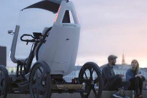 Tretauto mit Elektromotor-Unterstützung