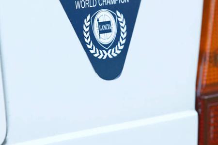 Lancia Delta HF integrale, Schild, Emblem
