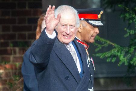 König Charles III. scherzt bei Auftritt in London: König Charles III. scherzt bei Auftritt in London: