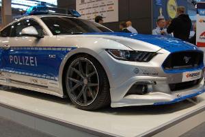 Polizei-Muscle-Car bei Karnevalsumzug in Köln