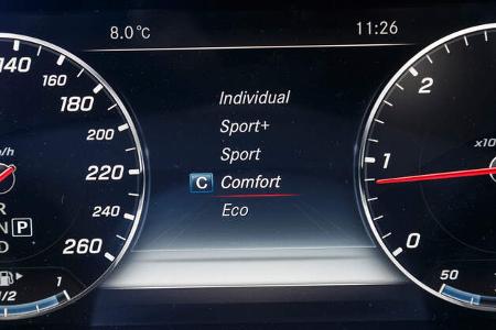 Mercedes E 220 d T, Anzeige