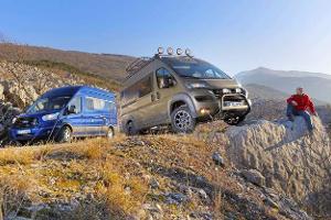 Zwei 4x4-Camper mit Querbett im Test