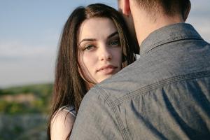 "We listen and we don't judge": Sollten sich Paare alles sagen?