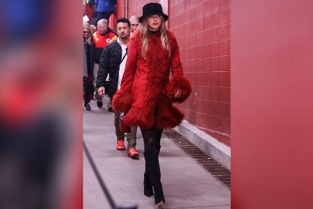 Taylor Swift begeistert bei NFL-Spiel in rotem Fellmantel Taylor Swift begeistert bei NFL-Spiel in rotem Fellmantel