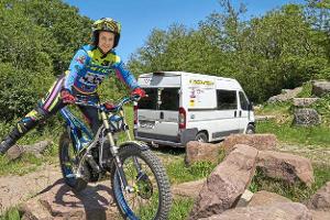 Mein Campingbus, mein Motorrad-Trial-Fahrerlager