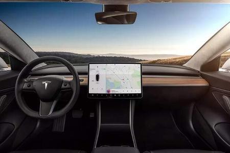 Betriebssysteme im Auto Tesla