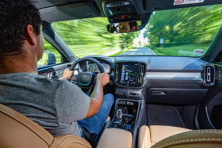 BMW X1 25e, Ford Kuga PHEV, Opel Grandland X Hybrid, Volvo XC40 T5 Recharge, Vergleichstest