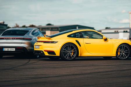 Drag Race Porsche 911 Turbo S Taycan Turbo S