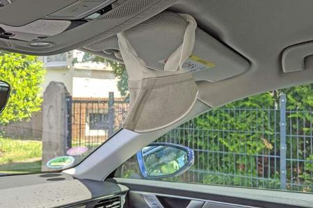 Corona-Maske im Auto