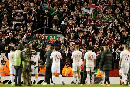 Augsburgs Schlotterbeck träumt vom Europapokal in Anfield Augsburgs Schlotterbeck träumt vom Europapokal in Anfield
